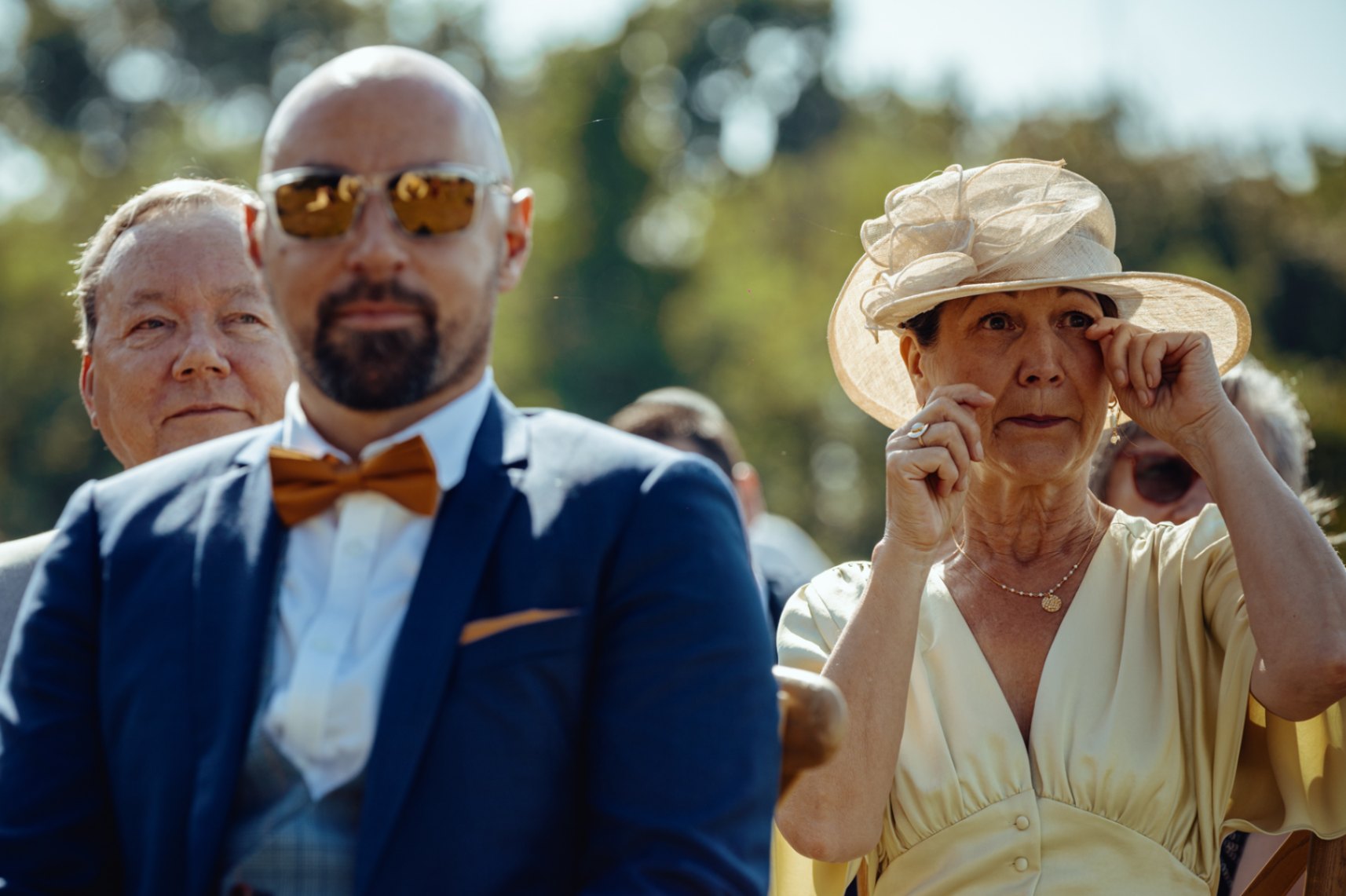 la mère de la mariée essuie une larme lors de la cérémonie laïque