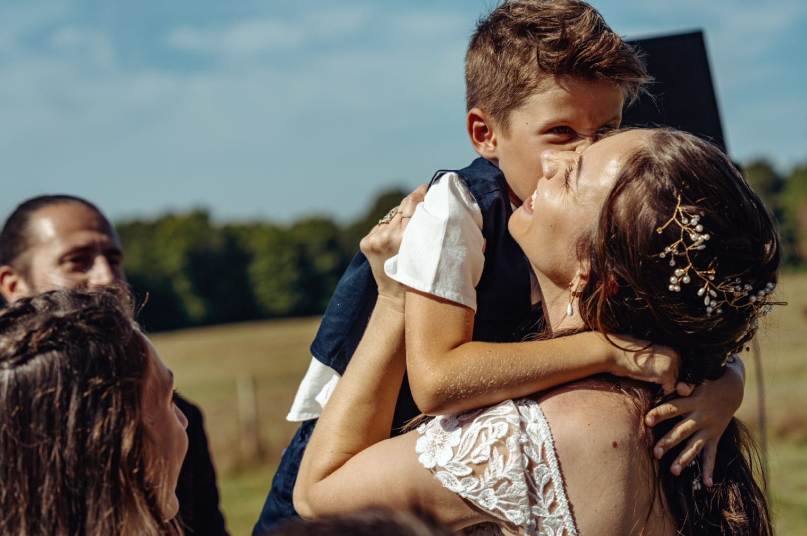 la mariée prend son beau-fils dans ses bras