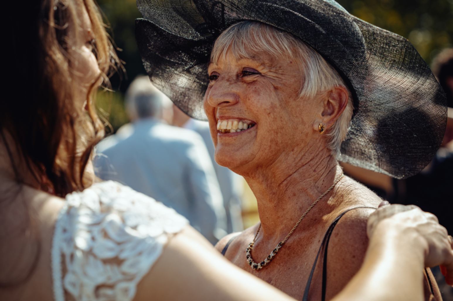 la belle-mère regarde sa belle-fille avec joie