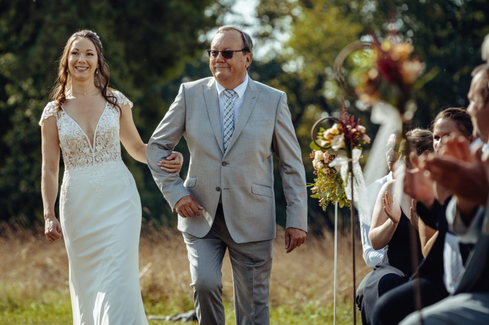 Entrée de la mariée au bras de son père pour la cérémonie laïque