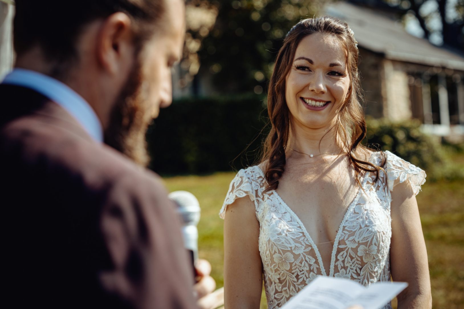 Le marié lit ses voeux à sa femme