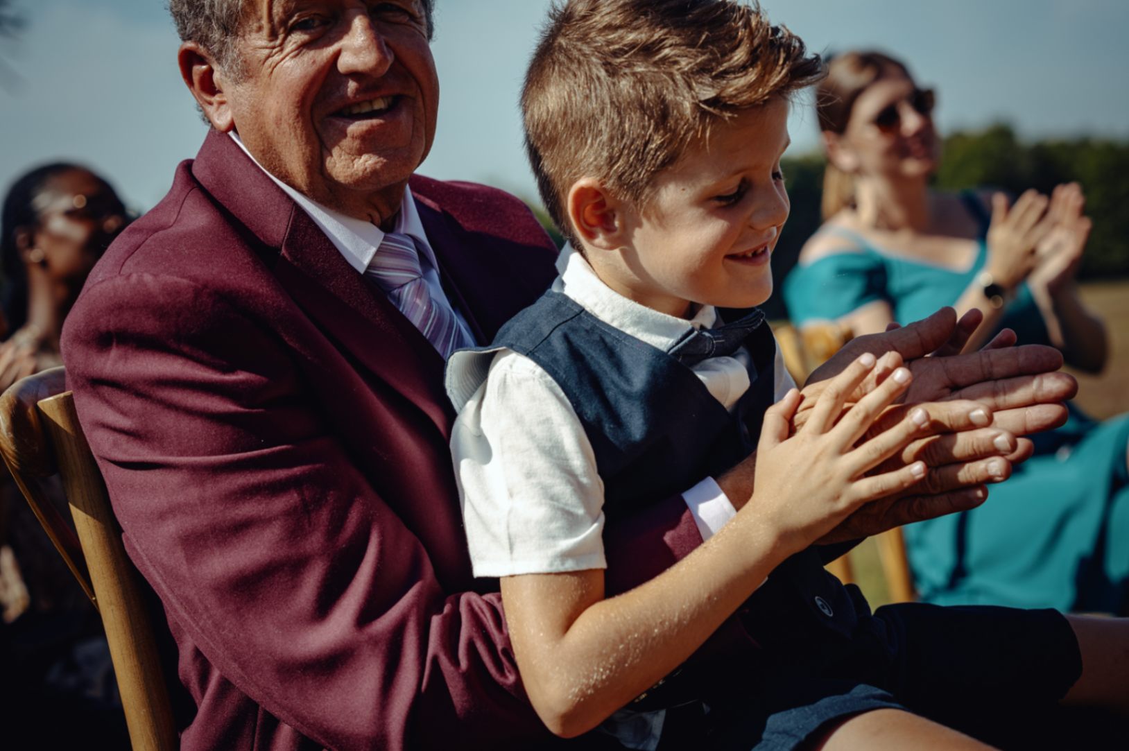 applaudissement du fils au mariage de ses parents