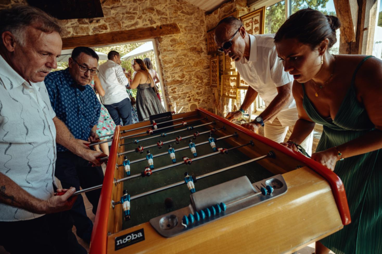 partie de Babyfoot lors du cocktail d'un mariage au domaine du Chalonge