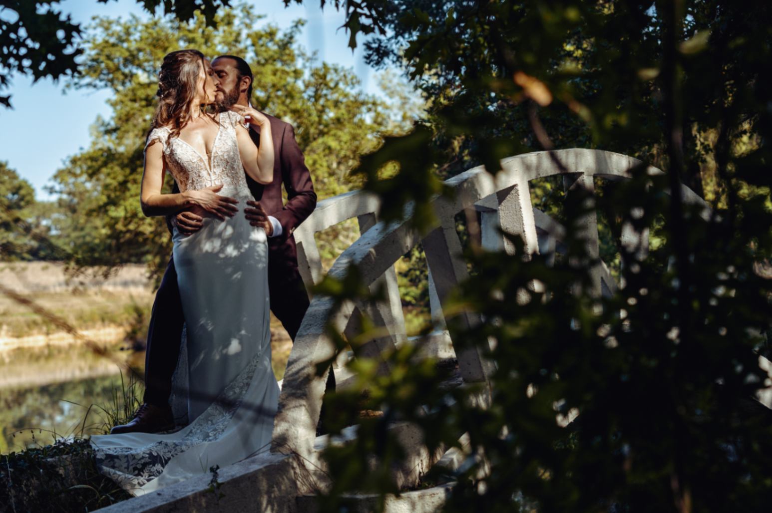 photo de couple lors de leur mariage au Domaine du Chalonge