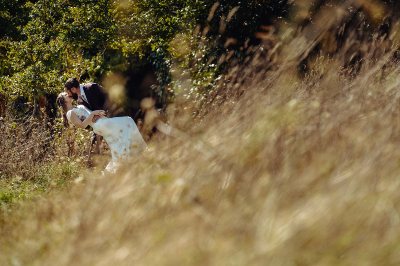 photo de couple lors de leur mariage au Domaine du Chalonge