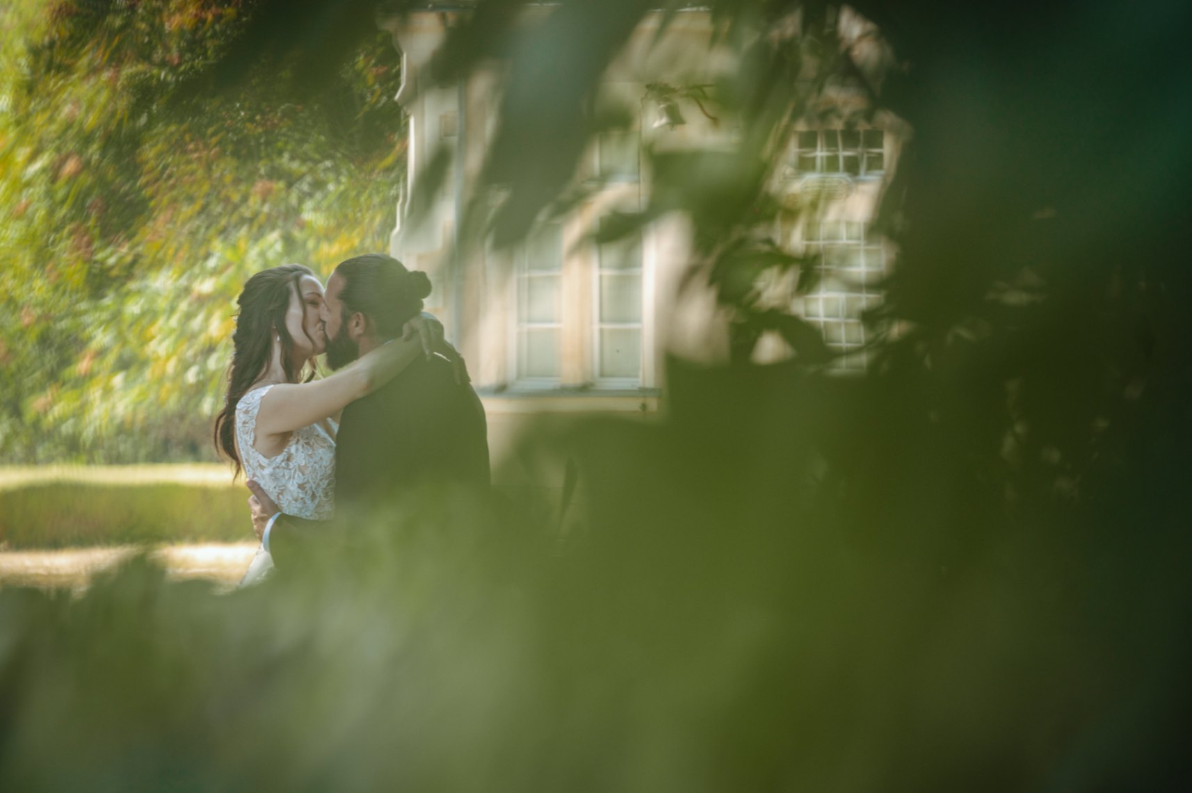 photo de couple lors de leur mariage au Domaine du Chalonge