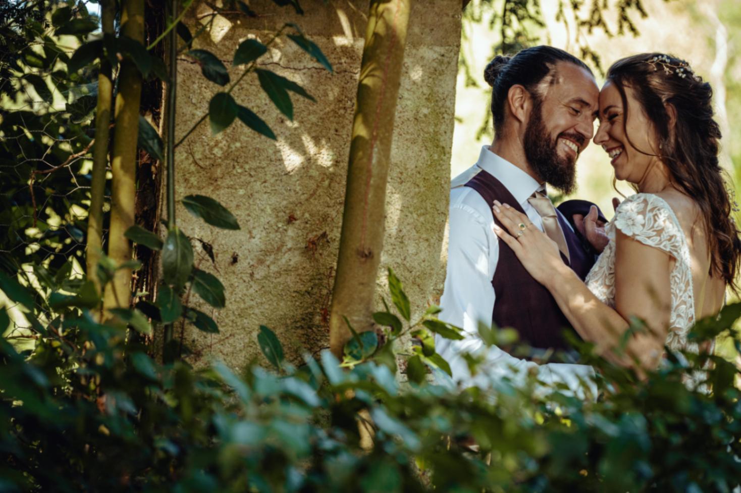 photo de couple lors de leur mariage au Domaine du Chalonge