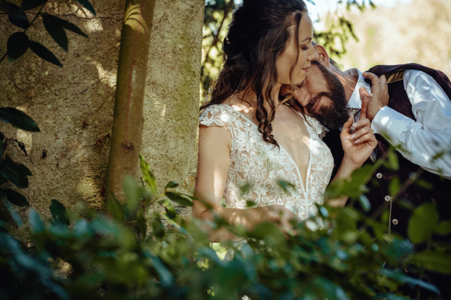 photo de couple lors de leur mariage au Domaine du Chalonge