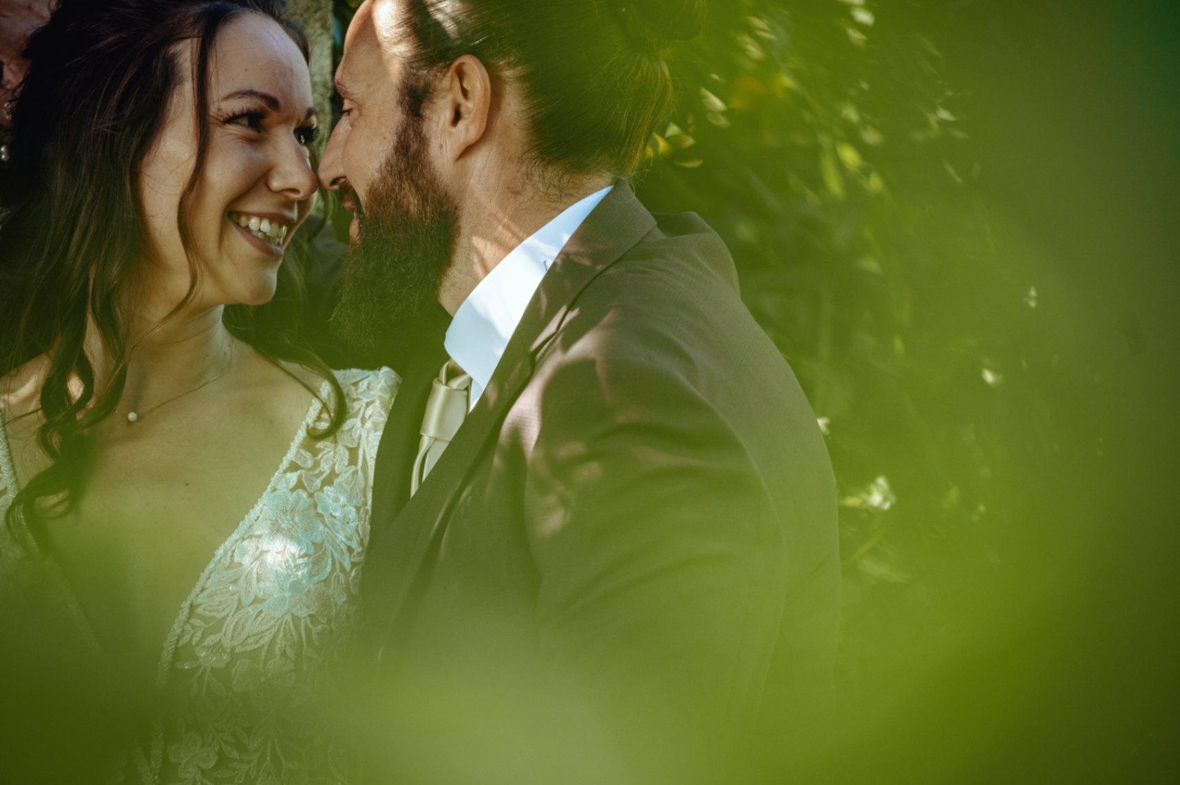 photo de couple lors de leur mariage au Domaine du Chalonge