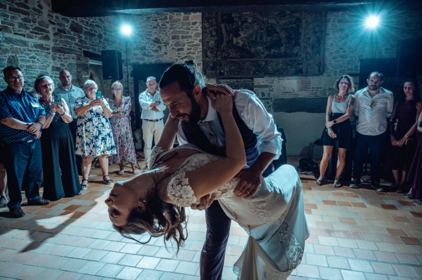 Photo de la première danse de mariage au domaine du Chalonge