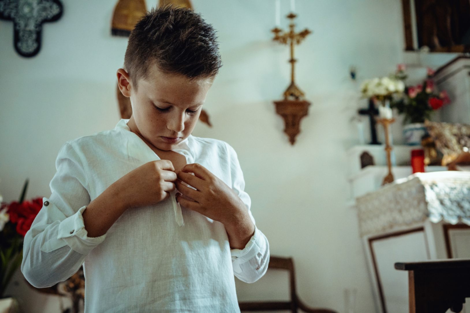 dans la chapelle du domaine du Chalonge, un des enfants du marié met sa chemise