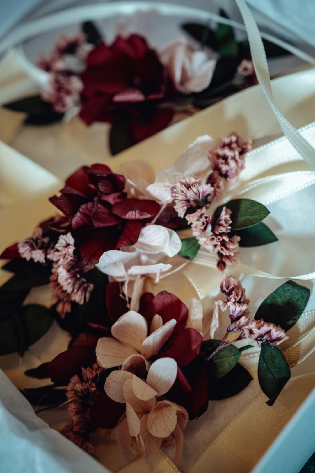 photo en gros plan de boutonnières rouges et rose pâle de mariage