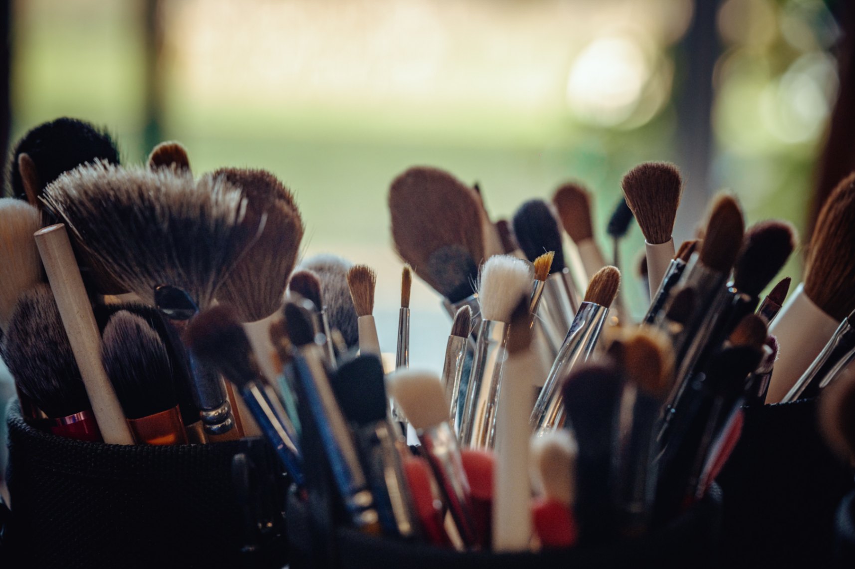 photo de pinceaux et brosses de maquillage en macro