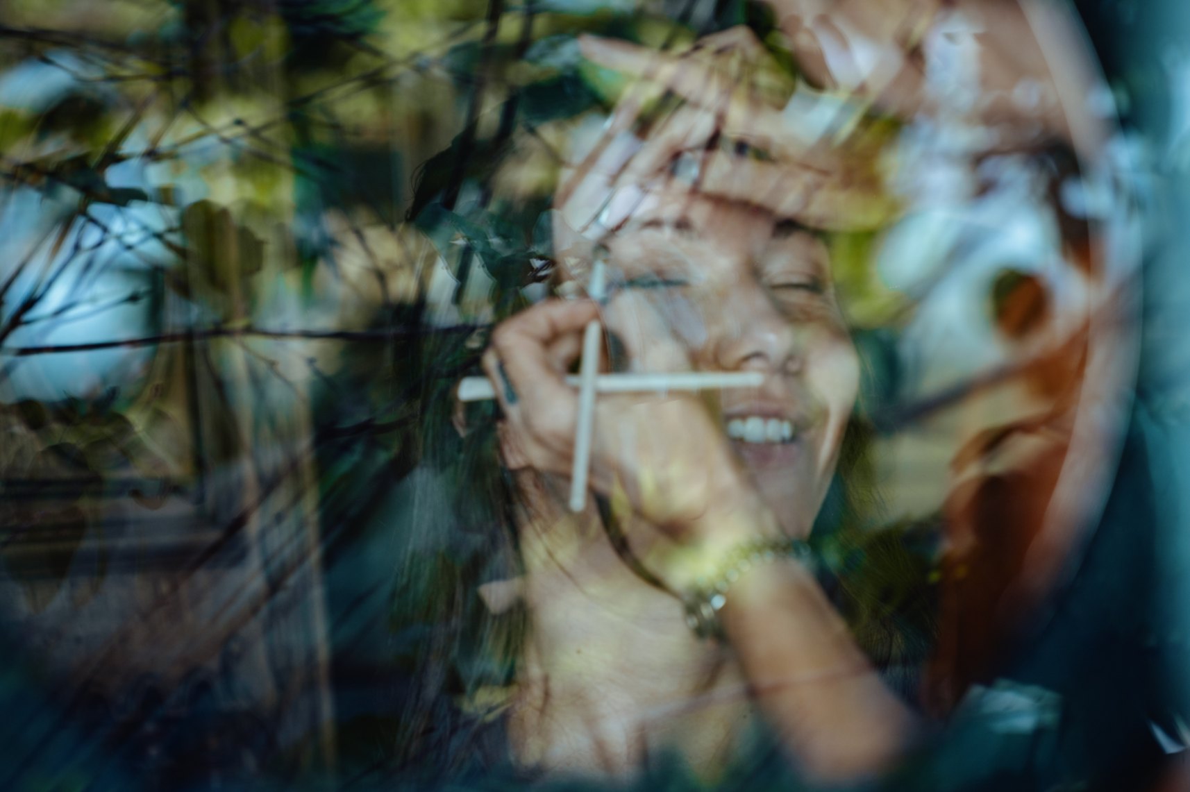 portrait de la mariée qui se fait maquiller le jour de son mariage