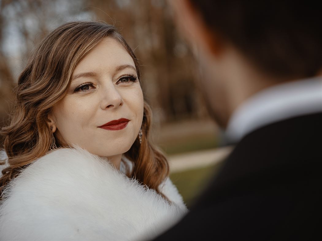 portrait de la mariée qui regarde son mari-seance de photos de couple